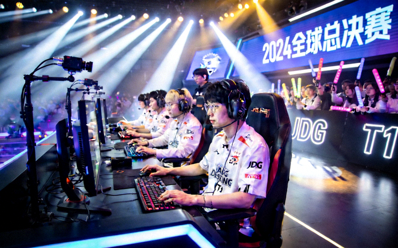 英雄联盟全球总决赛电竞比赛现场 - 选手在聚光灯下专注操作