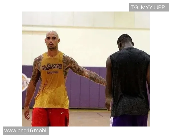 说到扣篮大赛🤣那就请看：湖人“名宿”萨克雷在日本的惊世一扣